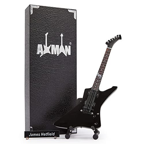 AXMAN James Hetfield (Metallica) Miniatur-Gitarren-Nachbildung & Replik – Musikgeschenke für Fans – Handgearbeitetes Ornament 1/4 – inkl. Präsentationsbox, Namensschild & Miniatur-Gitarrenständer – Produktbild von Amazon